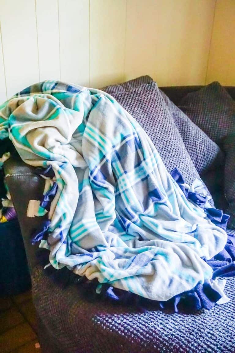 How to Make a NoSew Fleece Blanket