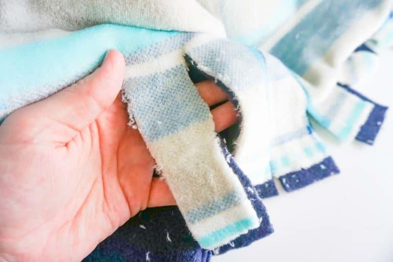 How to Make a NoSew Fleece Blanket