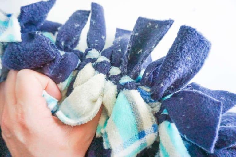 How to Make a NoSew Fleece Blanket