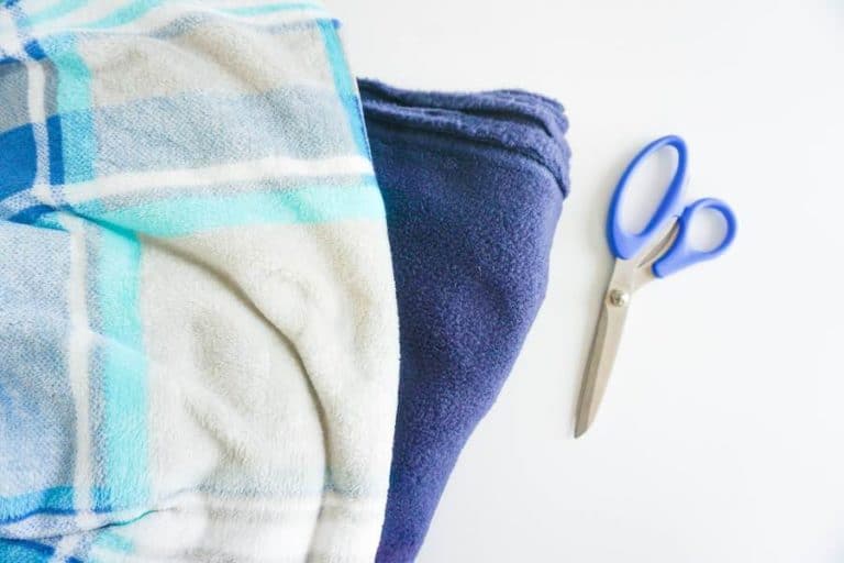 How to Make a NoSew Fleece Blanket